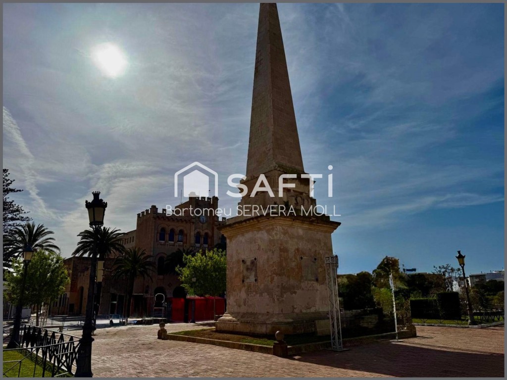 Imagen 1 de EDEFICIO ESQUINERO SINGULAR EN PLAZA MAYOR DE CIUTADELLA – INVERSIÓN EXCLUSIVA EN MENORCA