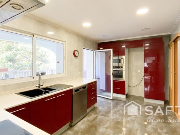 Imagen 4 de Luminosa vivienda con piscina en parcela de 557 m²
