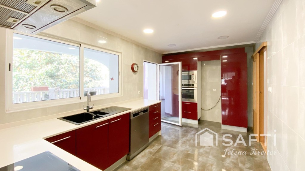 Imagen 4 de Luminosa vivienda con piscina en parcela de 557 m²