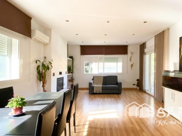 Imagen 1 de Luminosa vivienda con piscina en parcela de 557 m²