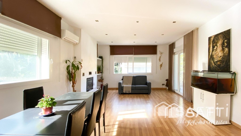 Imagen 1 de Luminosa vivienda con piscina en parcela de 557 m²