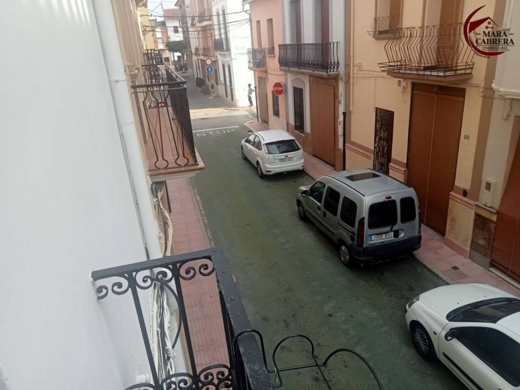 L Valencia