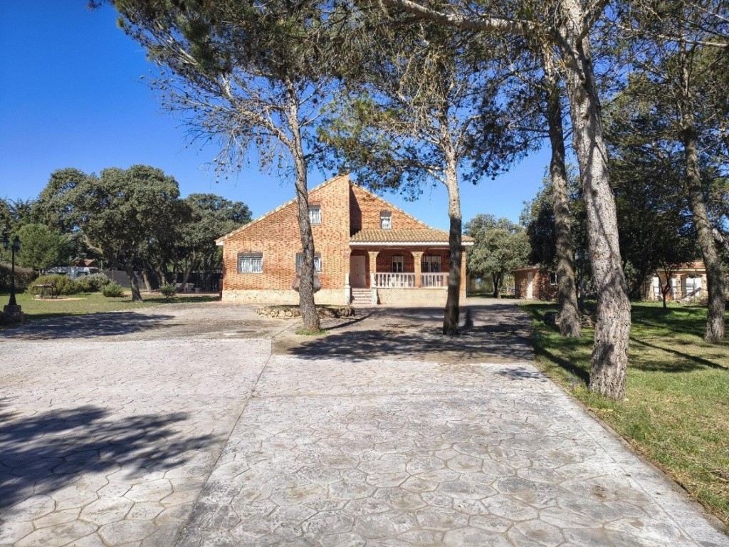 Imagen 2 de Magnífico chalet independiente con parcela excepcional en Pioz.