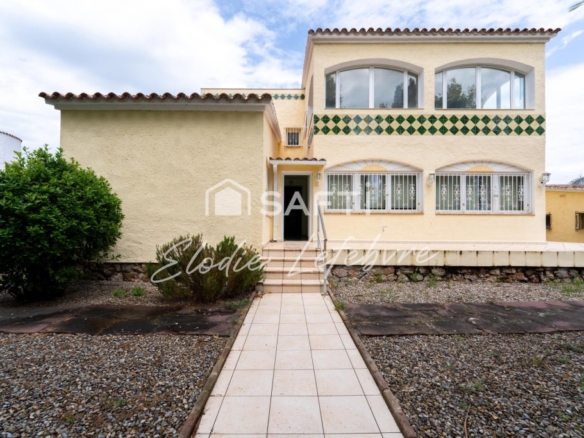 Imagen 1 de Villa de 4 dormitorios con jardín