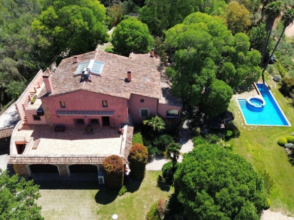 Imagen 2 de Villa de ensueño entre viñedos y el Montserrat. Masía del siglo XV restaurada.