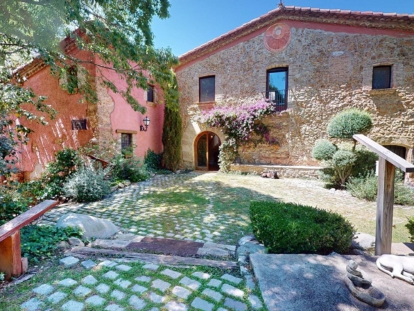 Imagen 3 de Villa de ensueño entre viñedos y el Montserrat. Masía del siglo XV restaurada.