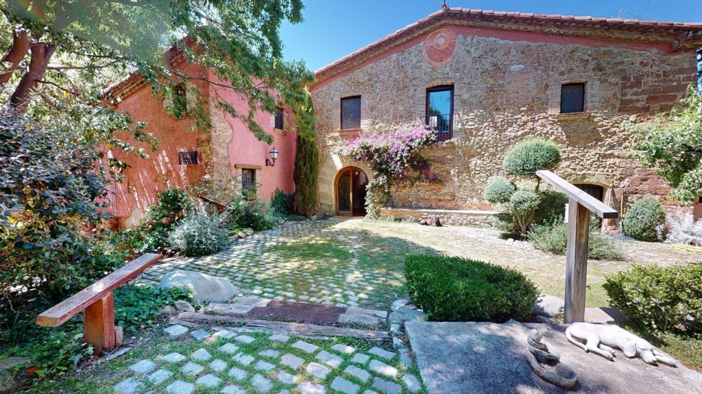 Imagen 3 de Villa de ensueño entre viñedos y el Montserrat. Masía del siglo XV restaurada.