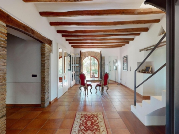 Imagen 4 de Villa de ensueño entre viñedos y el Montserrat. Masía del siglo XV restaurada.