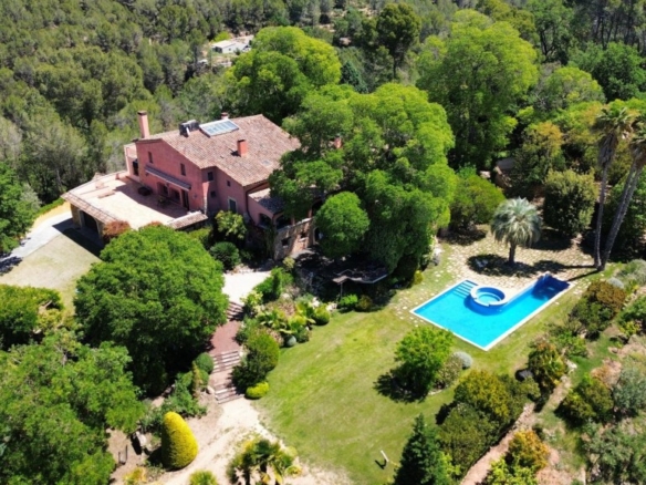 Imagen 1 de Villa de ensueño entre viñedos y el Montserrat. Masía del siglo XV restaurada.