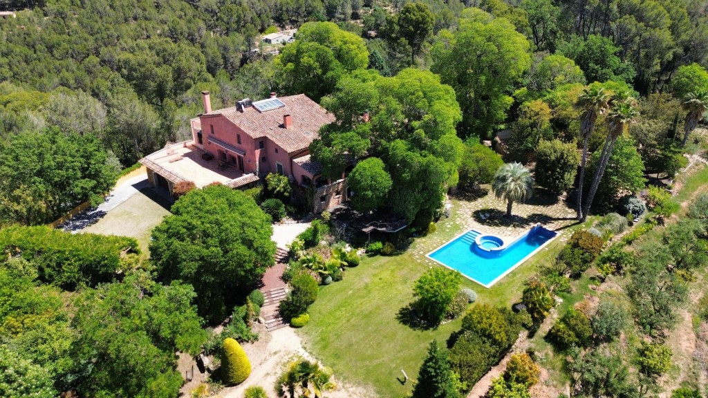 Imagen 1 de Villa de ensueño entre viñedos y el Montserrat. Masía del siglo XV restaurada.