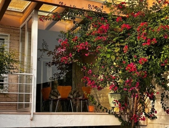 Imagen 2 de Tu chalet ideal con jardín y piscina en Loma Bada!