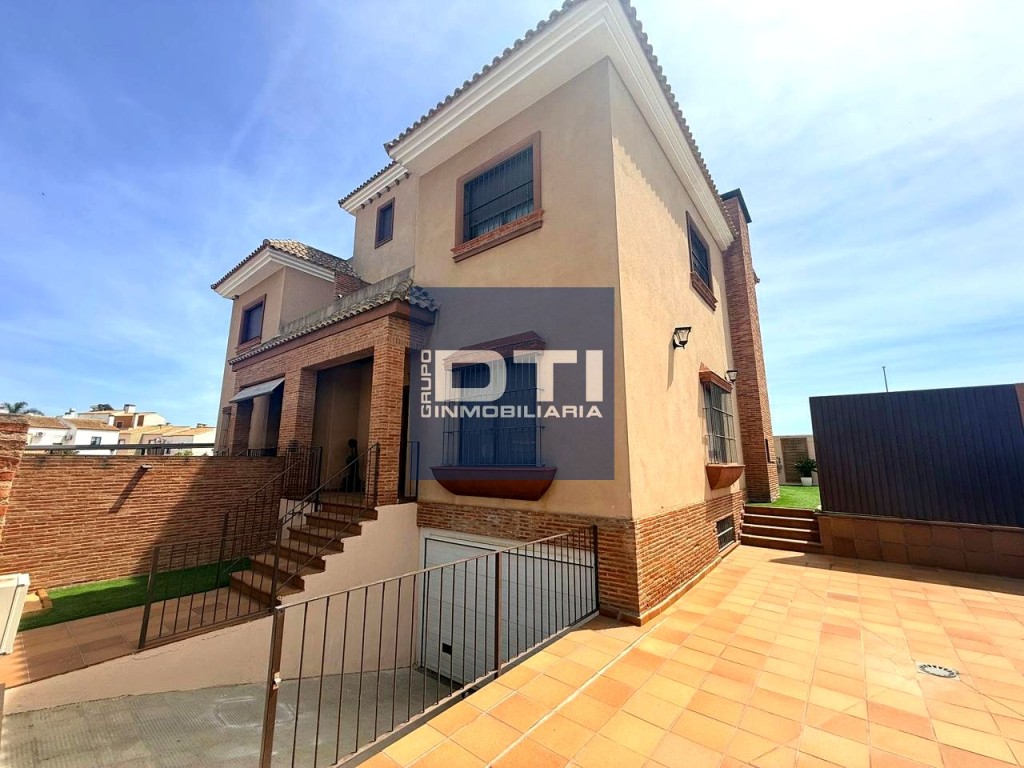 Imagen 1 de CHALET PAREADO DE DISEÑO CON PISCINA PRIVADA EN Aljaraque