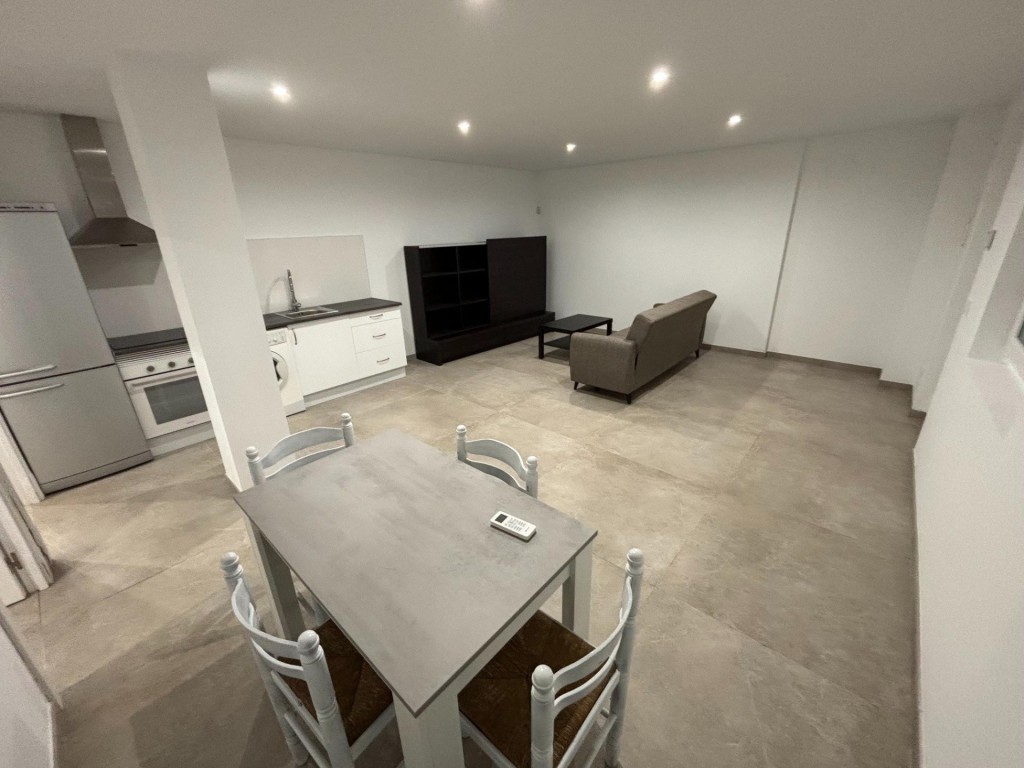 Imagen 1 de Estudio reformado con habitación independiente junto a la playa de Cala Major. Diseño moderno