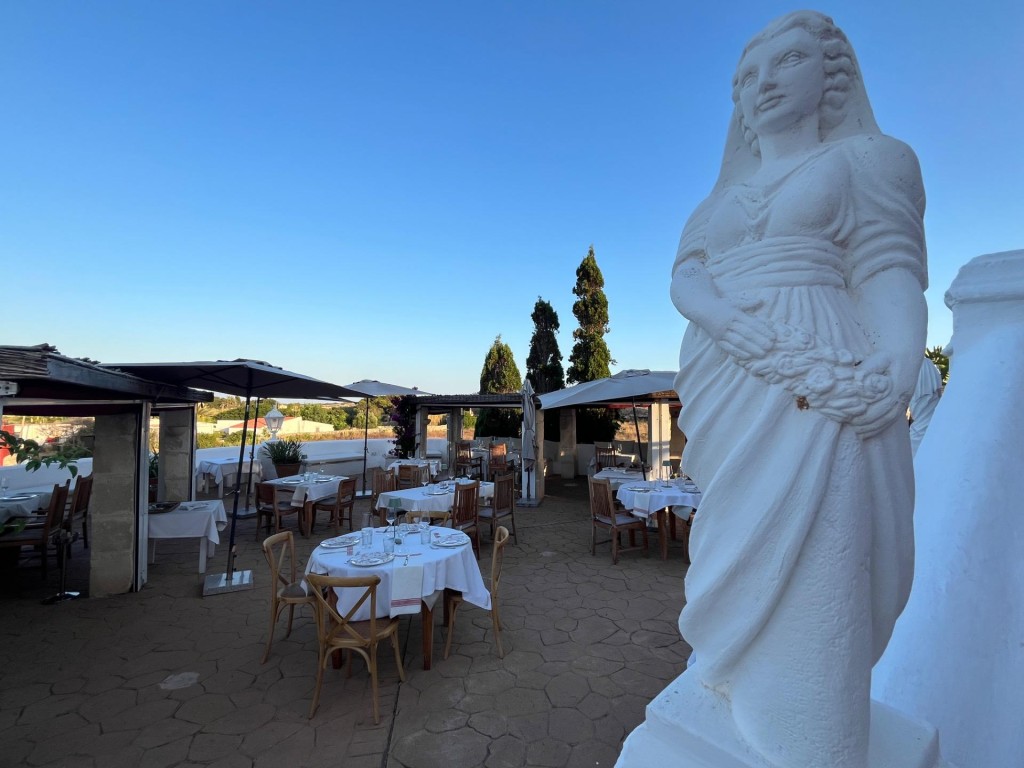 Imagen 1 de Se Traspasa Magnífico Restaurante en Finca Rustica con Fantásticas Vistas al Mar