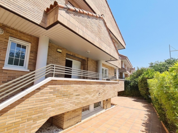 Imagen 2 de ¡INVERSIÓN SEGURA Y RENTABLE! VENTA DE CHALET PAREADO EN ESQUINA EN VILLANUEVA DE LA CAÑADA