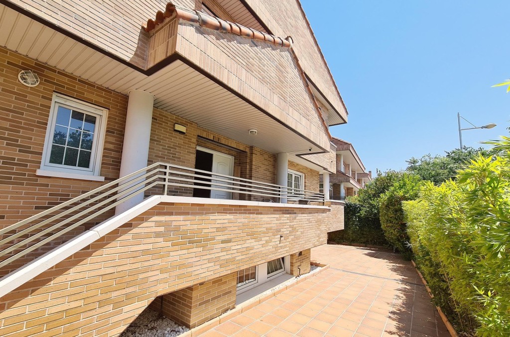 Imagen 2 de ¡INVERSIÓN SEGURA Y RENTABLE! VENTA DE CHALET PAREADO EN ESQUINA EN VILLANUEVA DE LA CAÑADA