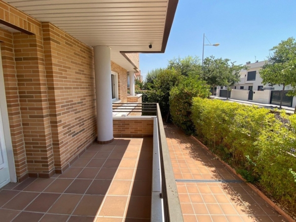Imagen 3 de ¡INVERSIÓN SEGURA Y RENTABLE! VENTA DE CHALET PAREADO EN ESQUINA EN VILLANUEVA DE LA CAÑADA