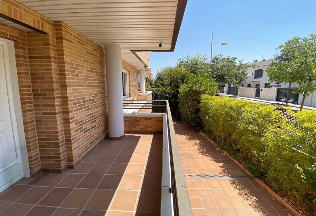 Imagen 3 de ¡INVERSIÓN SEGURA Y RENTABLE! VENTA DE CHALET PAREADO EN ESQUINA EN VILLANUEVA DE LA CAÑADA