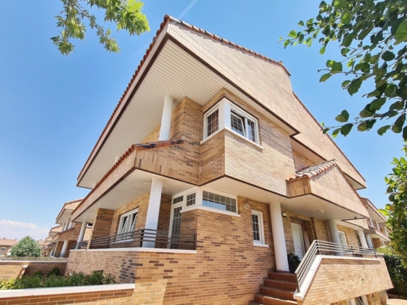 Imagen 1 de ¡INVERSIÓN SEGURA Y RENTABLE! VENTA DE CHALET PAREADO EN ESQUINA EN VILLANUEVA DE LA CAÑADA