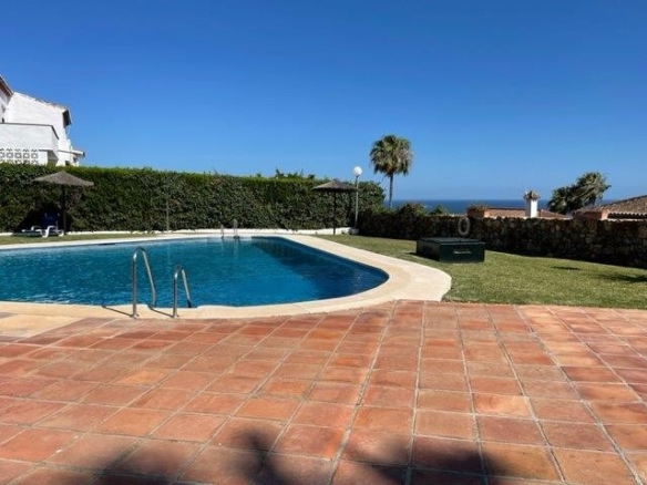 Imagen 1 de BONITA ADOSADA JUNTO A CAMPO DE GOLF Y CON VISTAS AL MAR