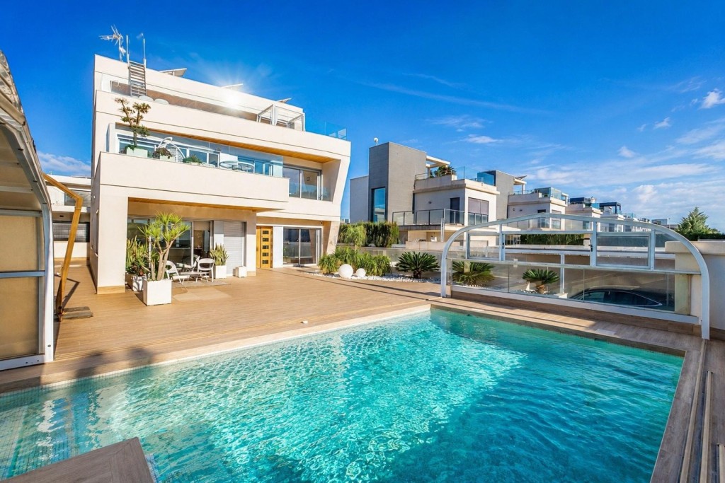 Imagen 2 de VILLA EXCLUSIVA DE DISEÑO EN CAMPOAMOR.