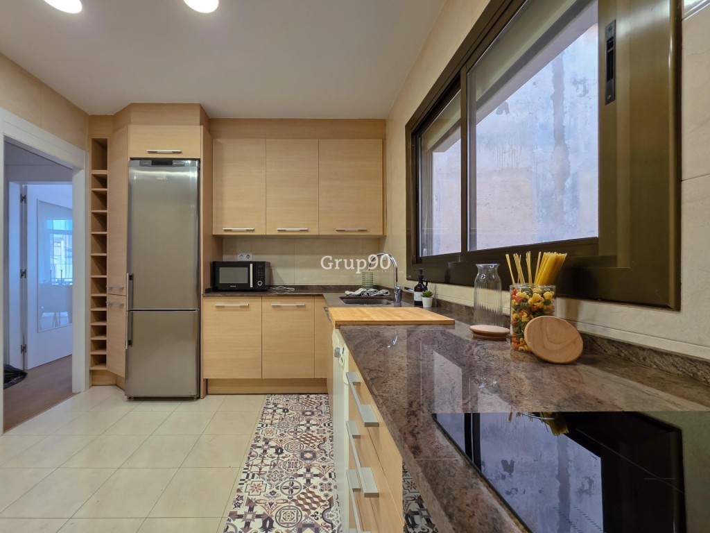 Imagen 2 de Amplio piso reformado de 133 m2 con 5 habitaciones a la zona Plaça Europa