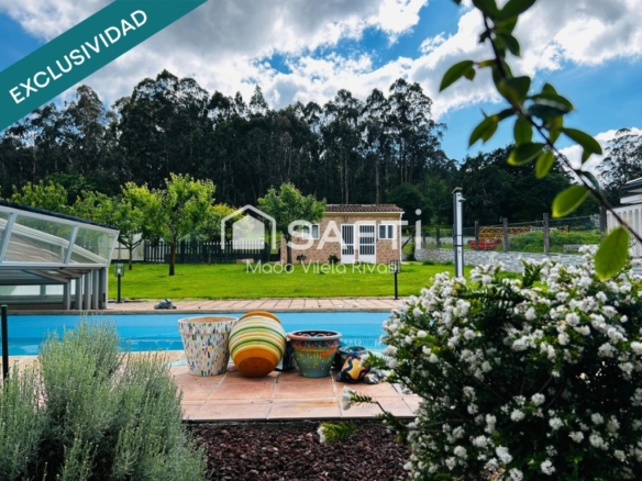 una casita independiente ara celebraciones y zona para guardar material de jardín.