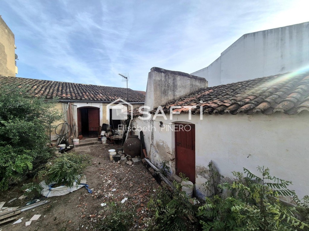 Imagen 4 de Oportunidad Única en el Centro: 876 m² de Parcela Estratégica con Salida a Dos Calles