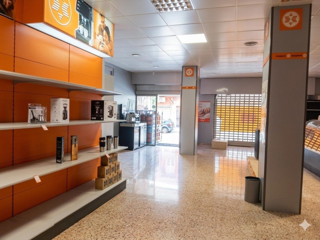 Imagen 2 de Oportunidad Premium en Petrer: Local Reformado con Potencial Residencial