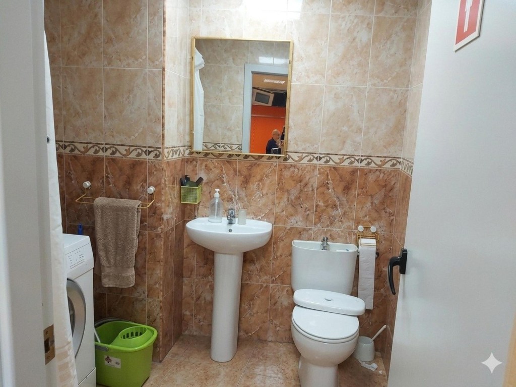 Imagen 3 de Oportunidad Premium en Petrer: Local Reformado con Potencial Residencial