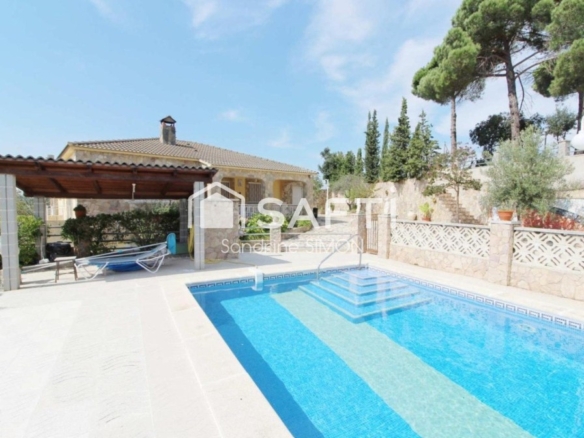 Imagen 2 de Preciosa y cómoda casa con mucho encanto de una sola planta con piscina y terreno totalmente plano!