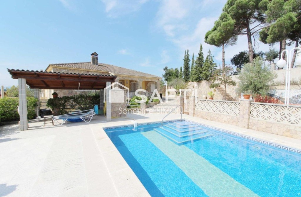 Imagen 2 de Preciosa y cómoda casa con mucho encanto de una sola planta con piscina y terreno totalmente plano!