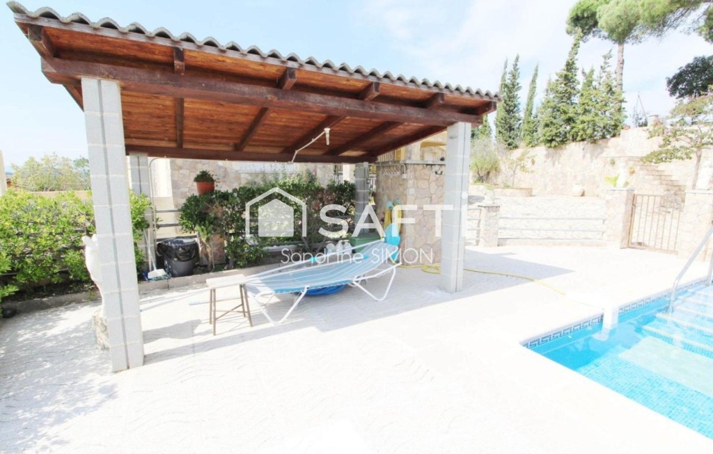 Imagen 3 de Preciosa y cómoda casa con mucho encanto de una sola planta con piscina y terreno totalmente plano!