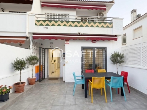 Imagen 1 de PRECIOSA CASA ADOSADA EN VENTA A PIE DE PLAYA