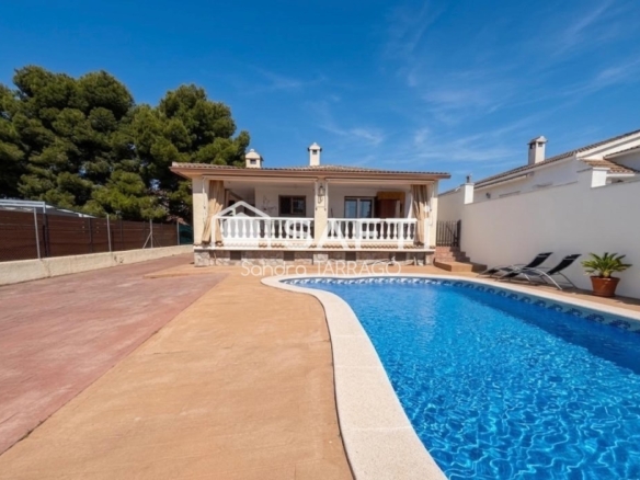 Imagen 1 de PRECIOSA CASA UNIFAMILIAR CON PISCINA PRIVADA EN CUNIT