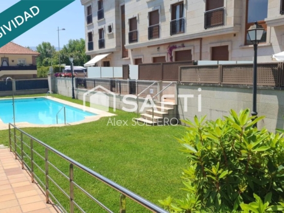 piscina y con la playa a un paso