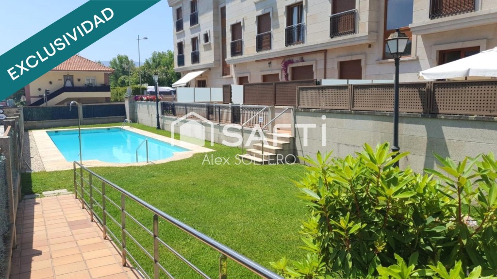 piscina y con la playa a un paso