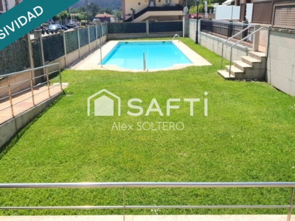 piscina y con la playa a un paso