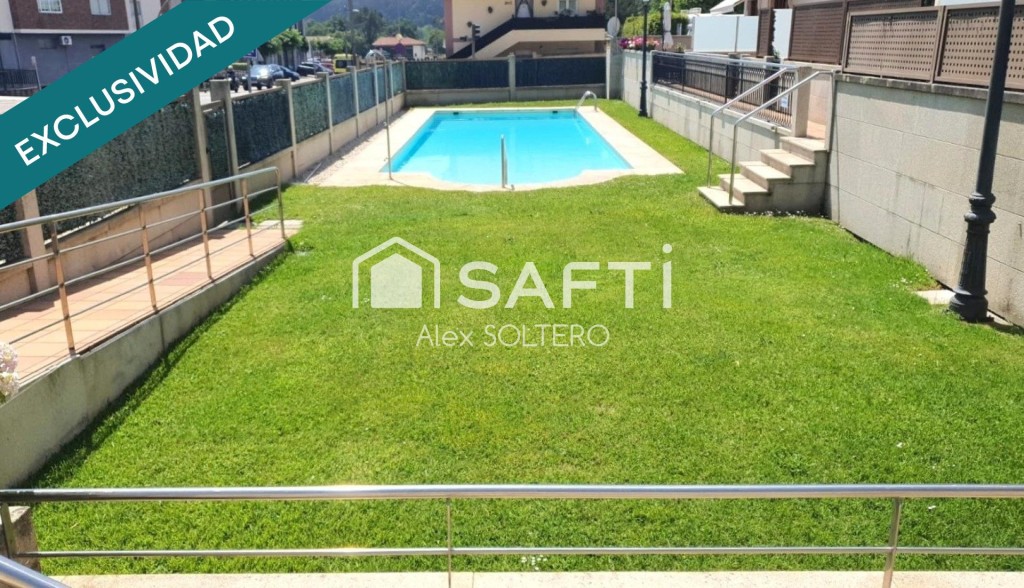 piscina y con la playa a un paso