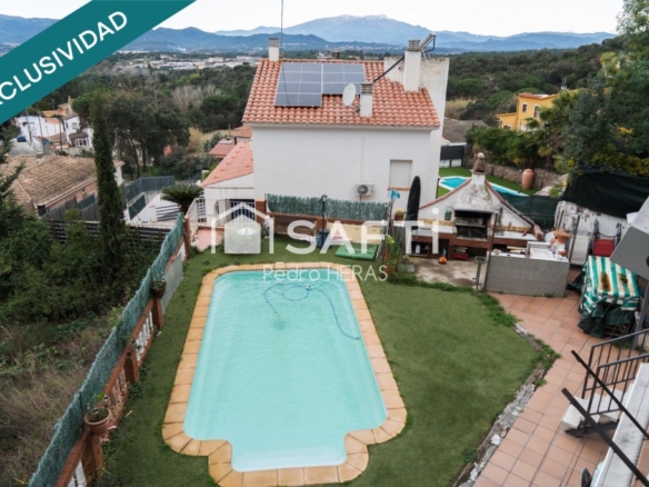 Imagen 1 de Dos casas apareadas independientes con piscina.