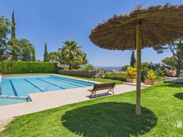 piscina y vista mar