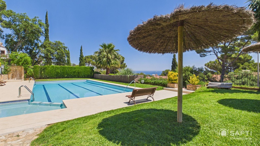 piscina y vista mar
