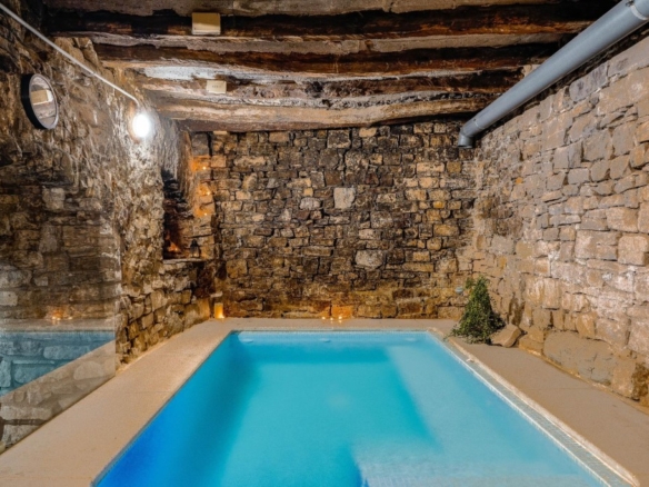 Imagen 4 de Casa rural de lujo con seis suites y zona de aguas en la Segarra