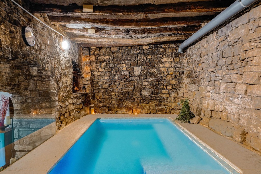 Imagen 4 de Casa rural de lujo con seis suites y zona de aguas en la Segarra