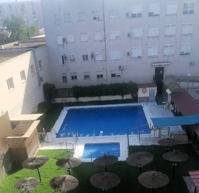 Imagen 1 de Amplio Piso en Urbanización con Ascensor y Garaje en Sevilla Este