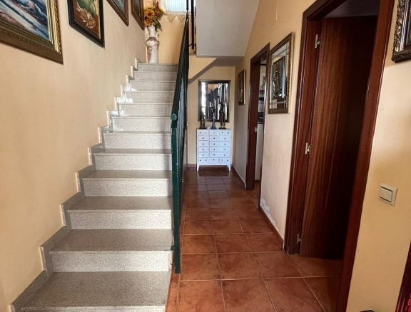 gran chalet de esquina en Pilas