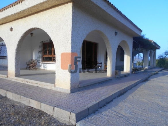 Imagen 2 de Encantadora vivienda con amplia parcela en un entorno natural privilegiado