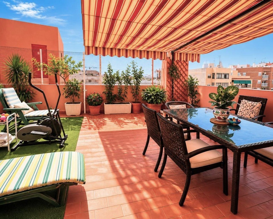 Imagen 1 de Exclusivo semiático con espectacular terraza junto a Gran Vía – Alicante