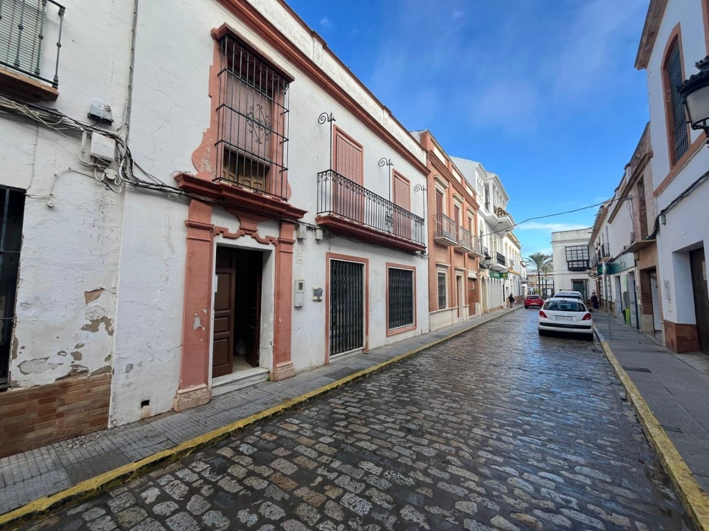 Imagen 2 de Casa para reformar en el Centro de La Palma del Condado!!!
