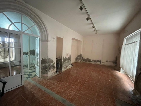 Imagen 4 de Casa para reformar en el Centro de La Palma del Condado!!!